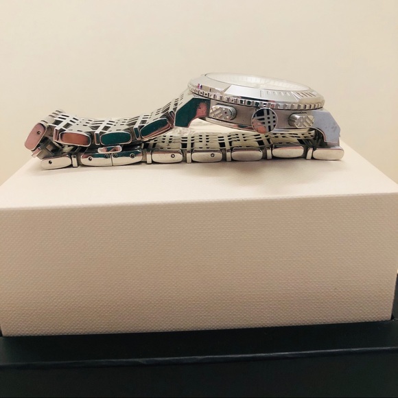 BURBERRY WATCH SILVER WITH ORIGINAL BOX - Picture 5 of 11